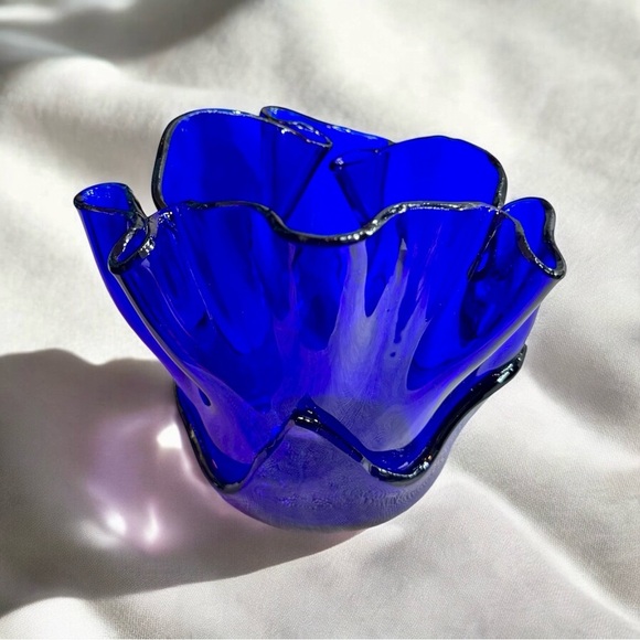 Hand-Blown Ultramarine Lotus Handkerchief Glass Vase - Picture 12 of 16